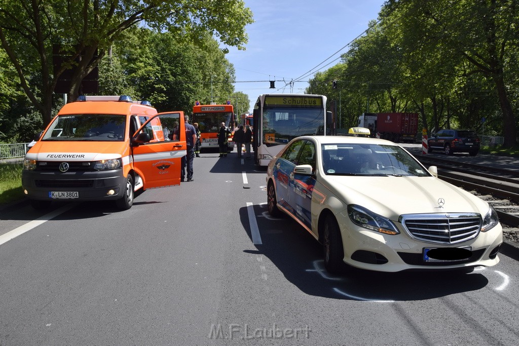 VU Schulbus Taxi Severinsbruecke Rich Innenstadt P19.JPG - Miklos Laubert